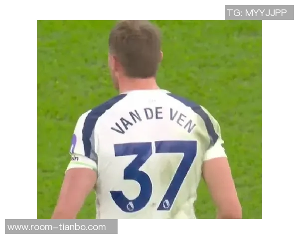 热刺主场失利西汉姆新援索萨赛后更衣室与队友互动